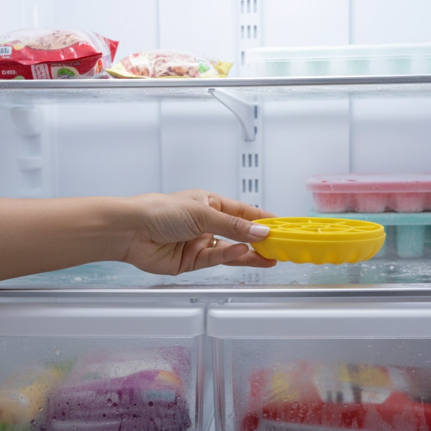 Non spill ice cube maker with lid