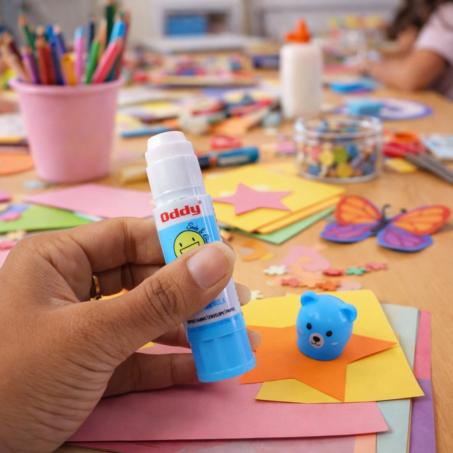 smooth adhesive glue stick for school projects