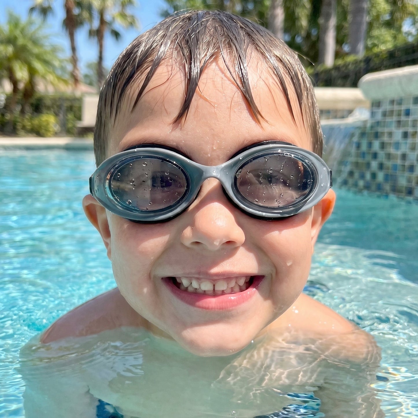 Leak resistant kids goggles pool fun use